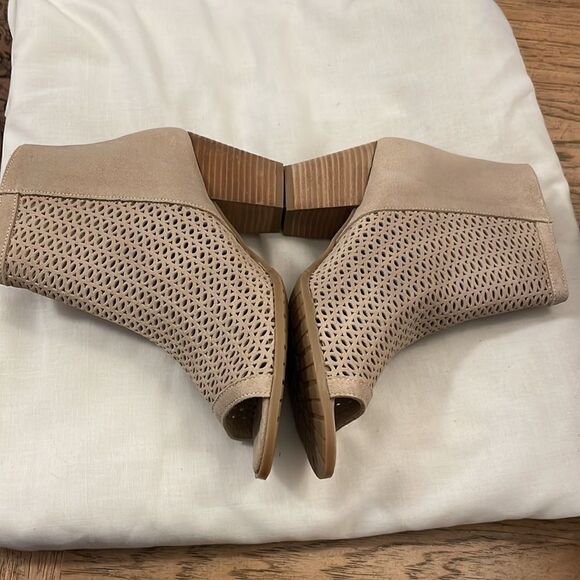 ERIC MICHAEL TAUPE OPEN YOE BOOTIES.  NEW IN BOX - Picture 4 of 12